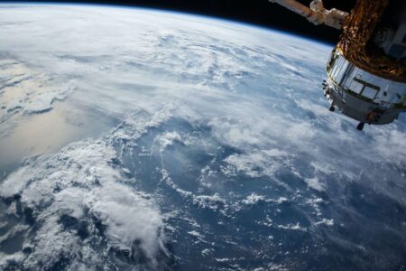 宇宙から海へ：ブルーカーボンのプロジェクトにおける衛星データの重要性